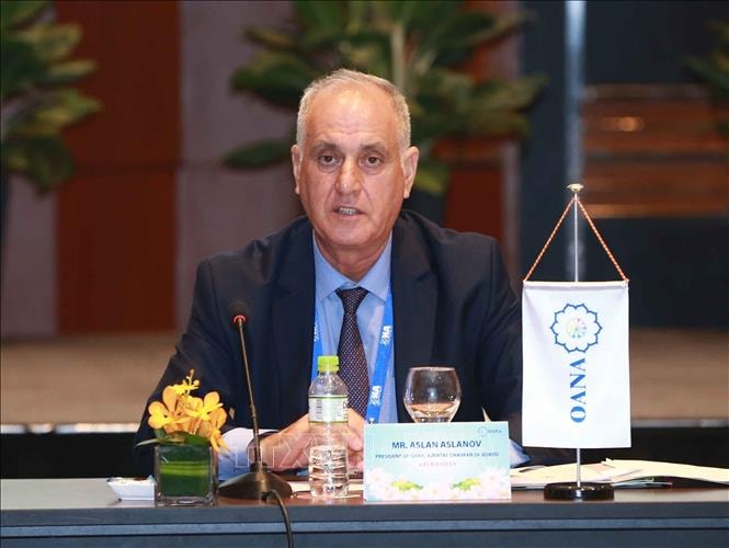 Ngài Aslan Aslanov, Chủ tịch OANA, Tổng giám đốc Hãng thông tấn AZERTAC (Azerbaijan) phát biểu tại Phiên bế mạc Hội nghị Ban Chấp hành Tổ chức các Hãng thông tấn khu vực châu Á - Thái Bình Dương (OANA) lần thứ 44. Ảnh: Doãn Tấn/TTXVN