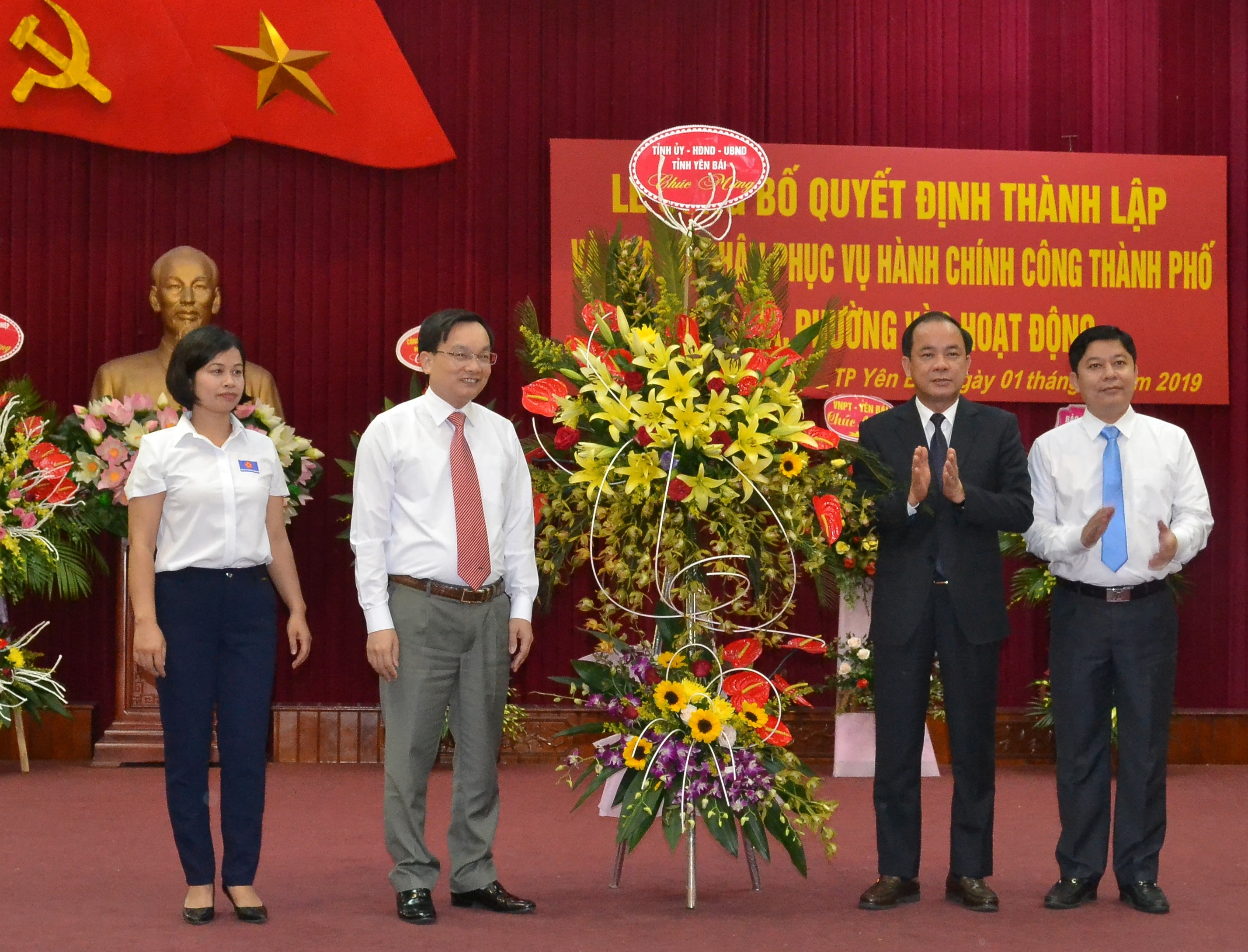 Đồng chí Tạ Văn Long – Uỷ viên ban Thường vụ Tỉnh ủy - Phó chủ tịch thường trực UBND tỉnh tặng hoa chúc mừng.