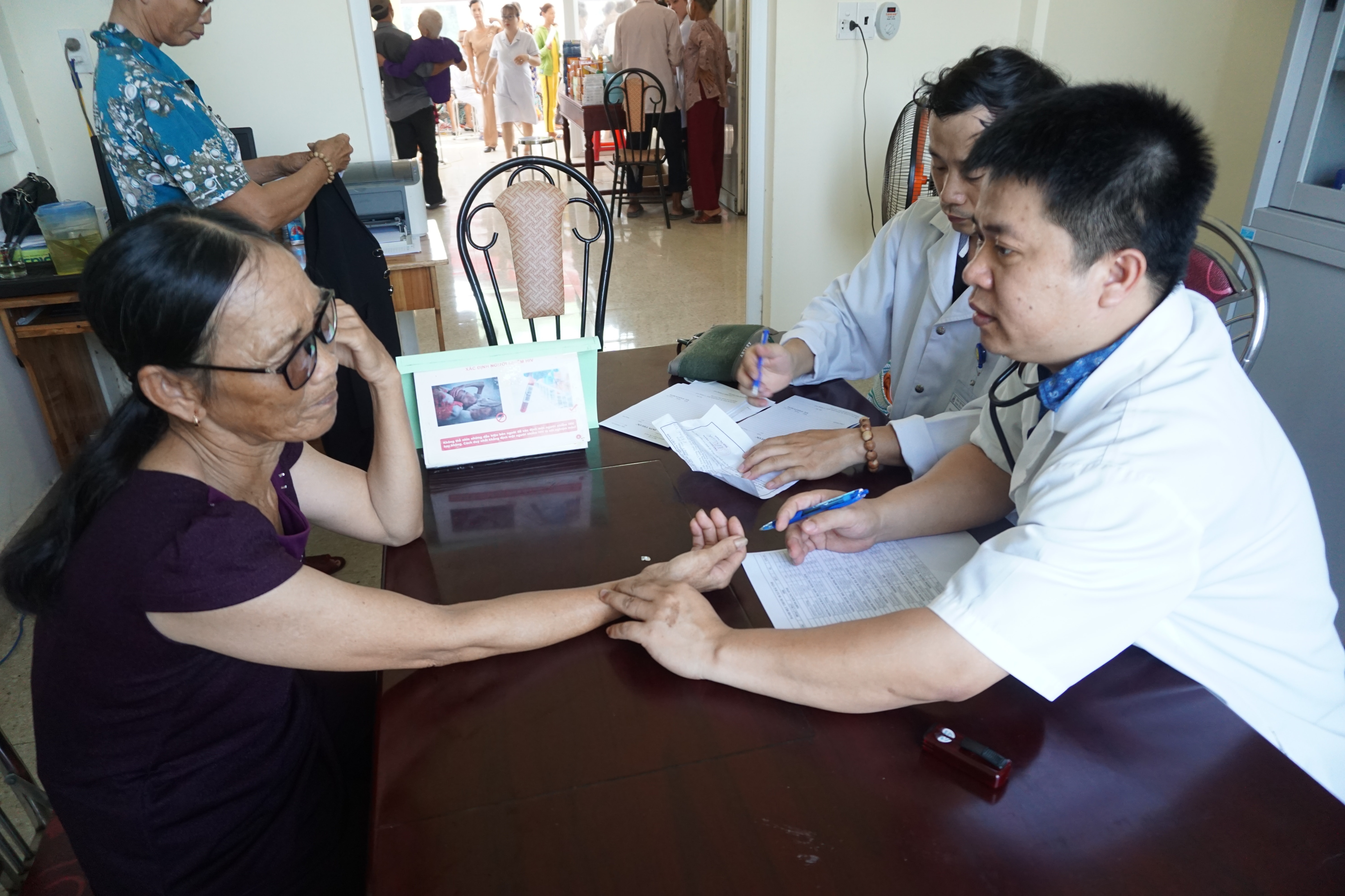 Bác sỹ chuyên khoa 2 Nguyễn Đức Hạnh, Trưởng khoa bỏng Bệnh viện Trung ương Huế, khám cho bà con.