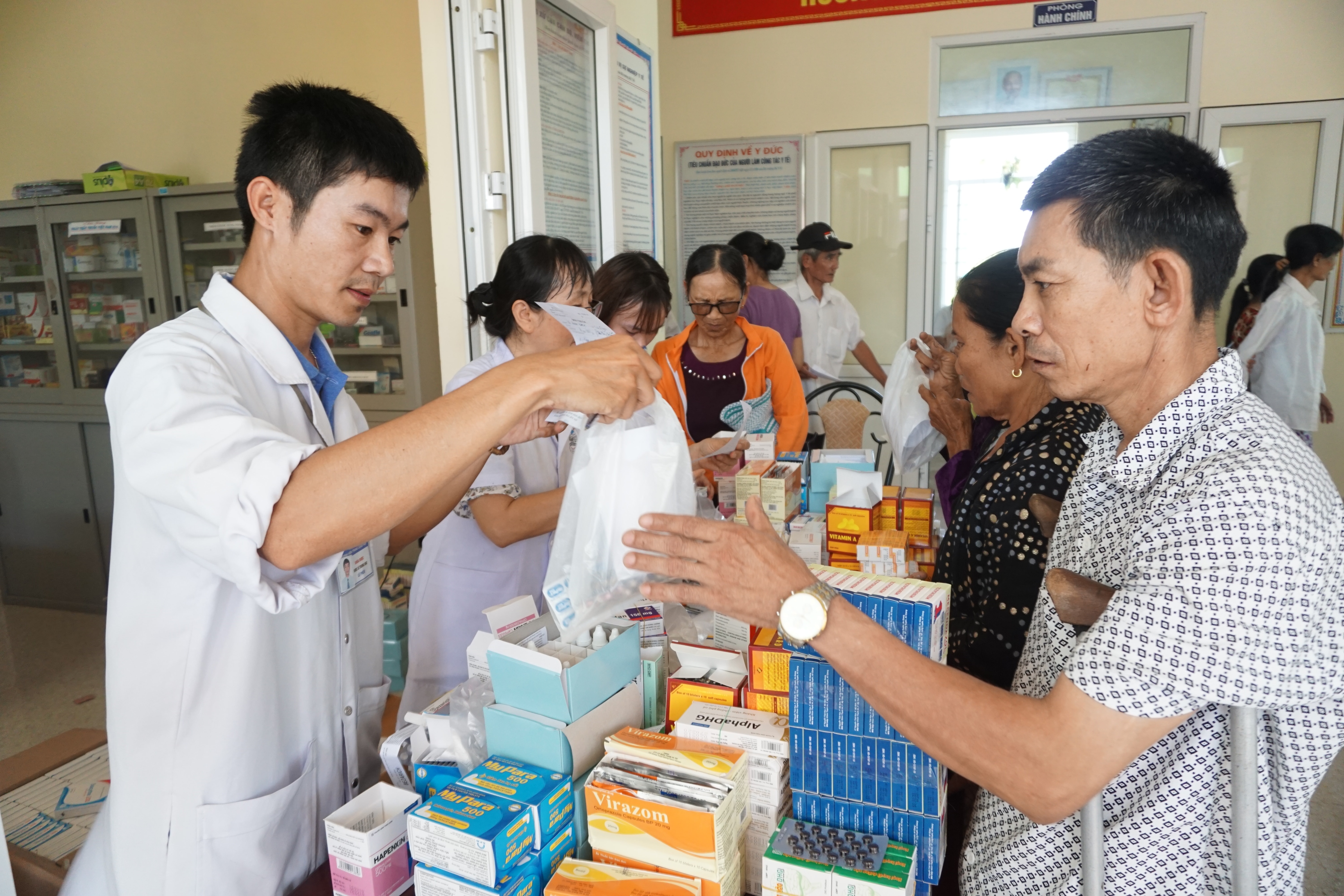 Cấp phát thuốc miễn phí cho bà con nhân dân.
