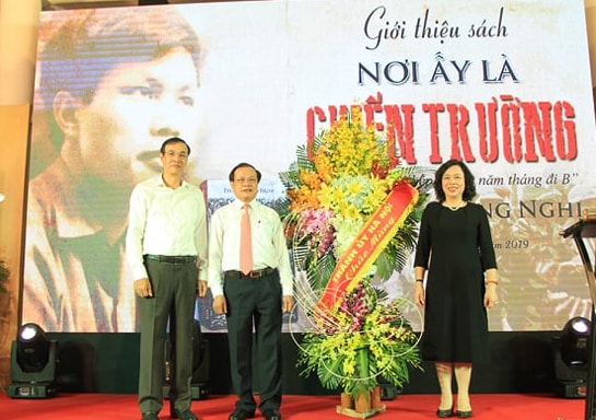 Phó Bí thư Thường trực Thành ủy Hà Nội Ngô Thị Thanh Hằng; Phó Bí thư Thành ủy Hà Nội Đào Đức Toàn tặng hoa chúc mừng nguyên Bí thư Thành ủy Hà Nội Phạm Quang Nghị trong ngày ra mắt sách. Ảnh: HNM