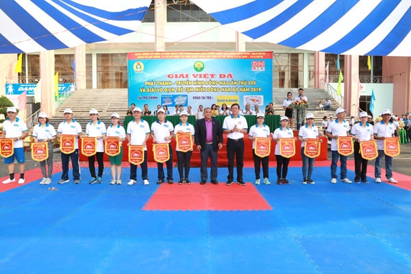 Ban tổ chức trao cờ lưu niệm cho các đơn vị tham dự giải.