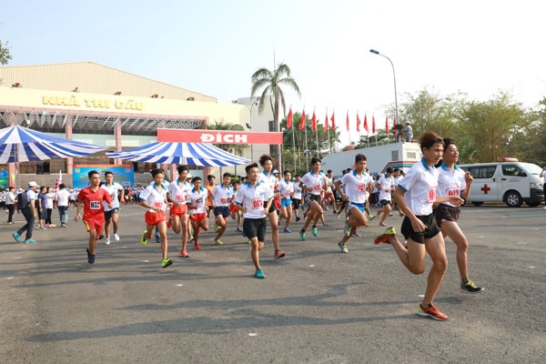 Các VĐV nam xuất phát thi đấu cự ly 7km