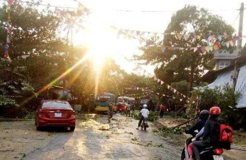 Lốc xoáy còn khiến cây đổ gãy đè hư hỏng nhiều xe máy, ô tô của người dân trong xã