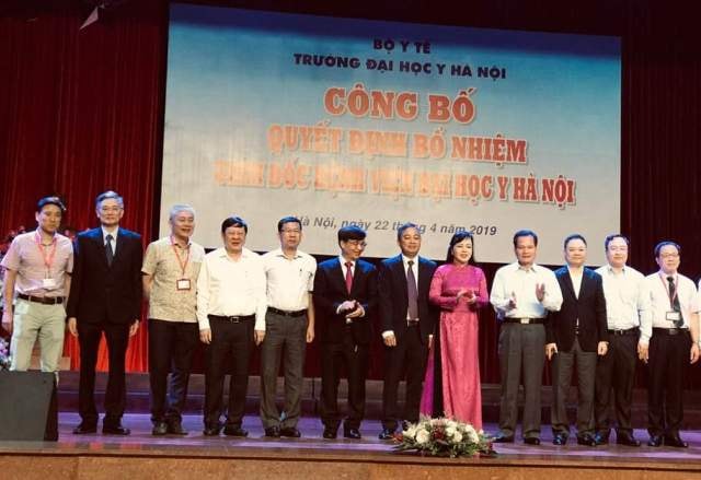 Bộ trưởng Bộ Y tế Nguyễn Thị Kim Tiến trao quyết định và tặng hoa chúc mừng PGS.TS Nguyễn Lân Hiếu.