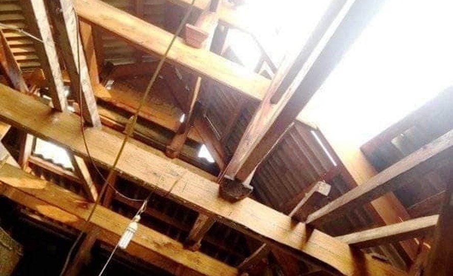 Trận mưa kèm lốc xoáy xảy đã làm 249 ngôi nhà bị tốc mái