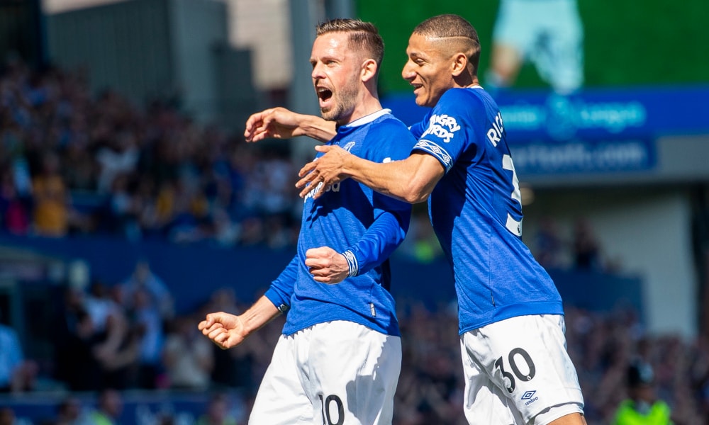 Bội đôi Richarlison và Sigurdsson sớm nhấn chìm Quỷ đỏ MU ngay trong hiệp 1. Ảnh: Sports