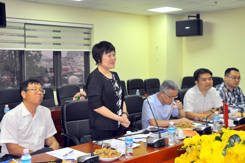 Bà Vương Đông Mai - Thư ký Thường trực, Bí thư phụ trách đối ngoại, Ban Bí thư Hội Nhà báo toàn Trung Quốc, phát biểu tại buổi làm việc (Ảnh: báo QN)
