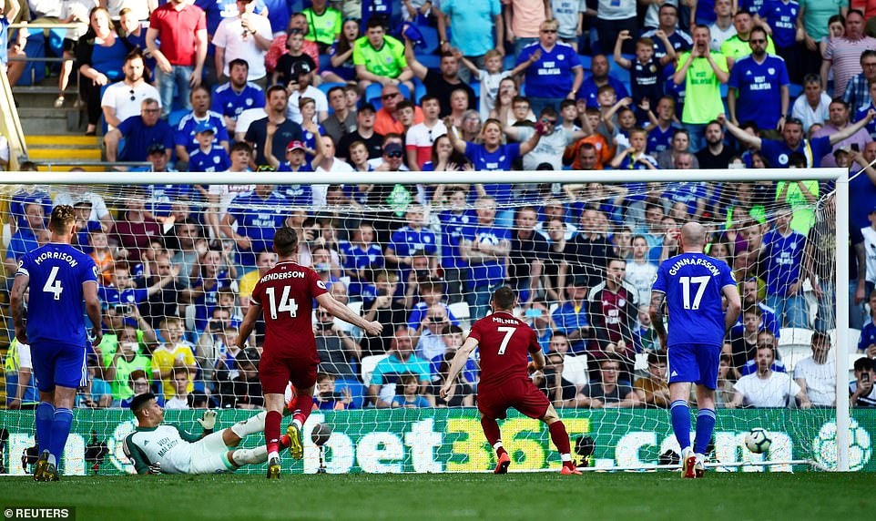 James Milner ấn định chiến thắng 2 - 0 cho The Kop. Ảnh: Reuters