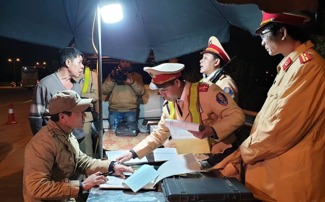 Lực lượng chức năng tăng cường tuần tra kiểm soát, xử lý những vi phạm trên các tuyến cao tốc. Ảnh: TL