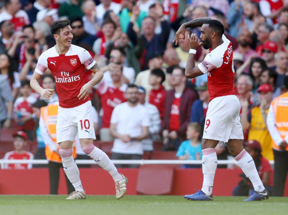 Ozil lập công nhưng Arsenal vẫn thất bại. Ảnh: Getty