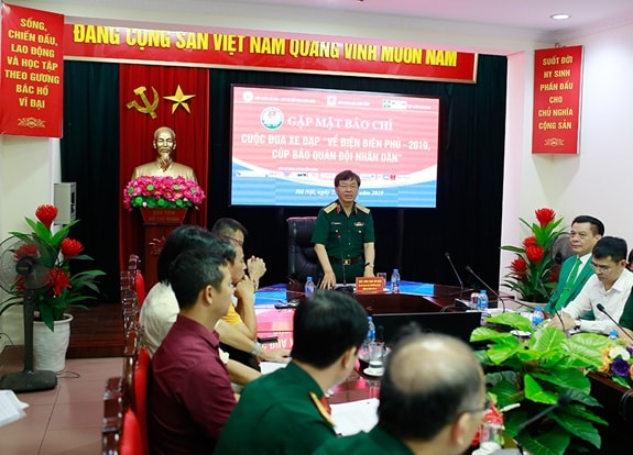 Thiếu tướng Phạm Văn Huấn, Tổng biên tập Báo Quân đội nhân dân, Chủ tịch Liên đoàn Xe đạp - Mô tô thể thao Việt Nam, Trưởng ban Tổ chức, phát biểu tại buổi gặp mặt báo chí. Ảnh: Tuấn Sơn