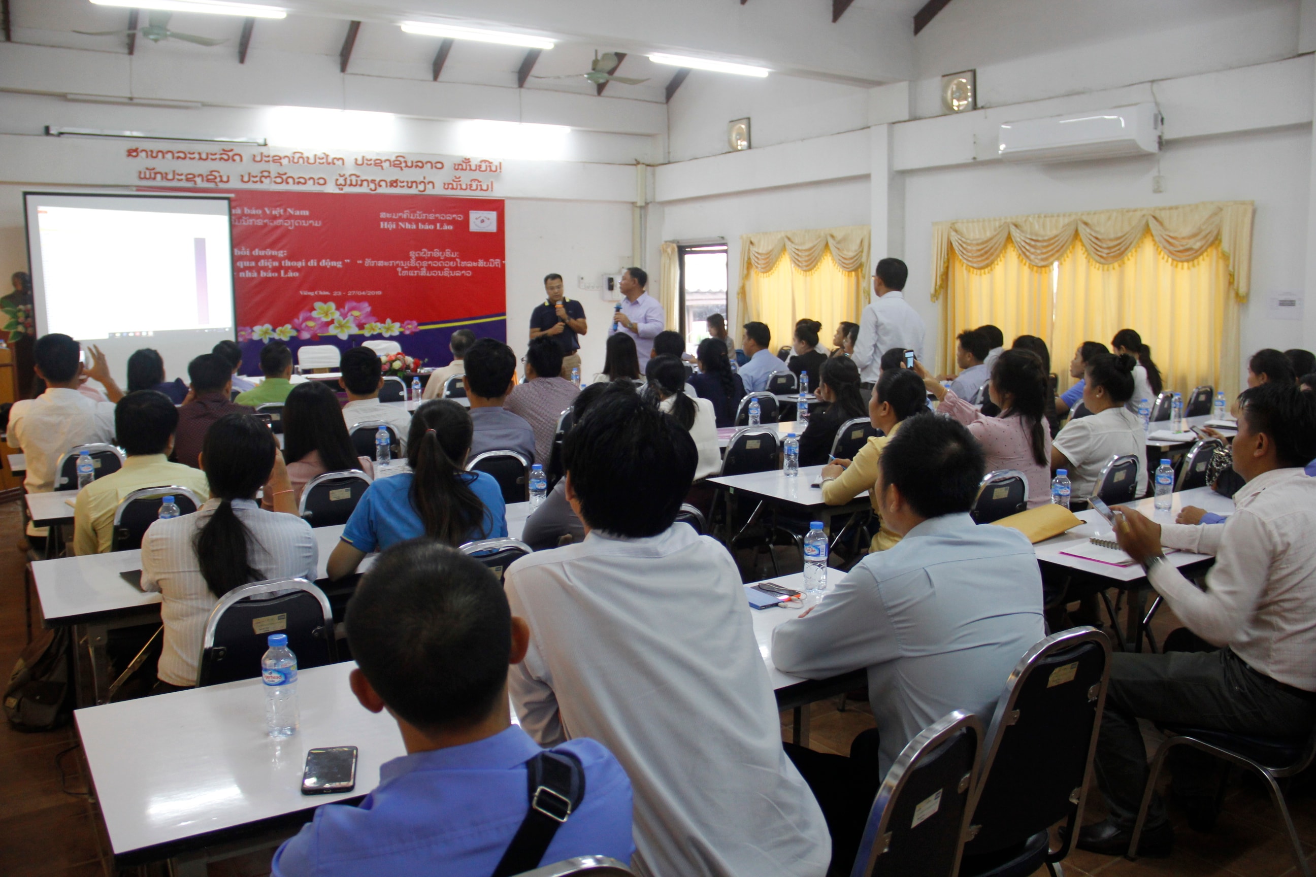 Quang cảnh khóa bồi dưỡng nghiệp vụ báo chí tại Lào. Ảnh: Hòa Mi