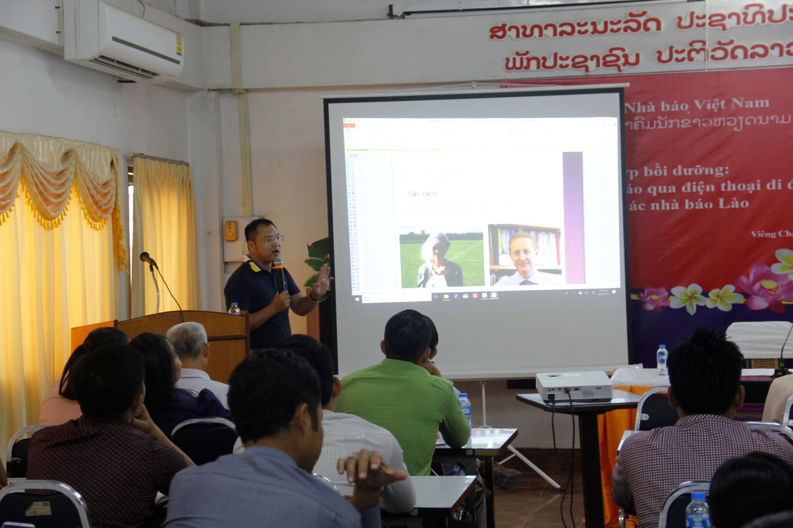 Giảng viên Hoàng Đức Long, Trưởng phòng Chính trị - Xã hội, Trung tâm Truyền hình Thông tấn hướng dẫn các học viên là các nhà báo, phóng viên đến từ các cơ quan báo chí Trung ương của Lào. Ảnh: Hòa Mi