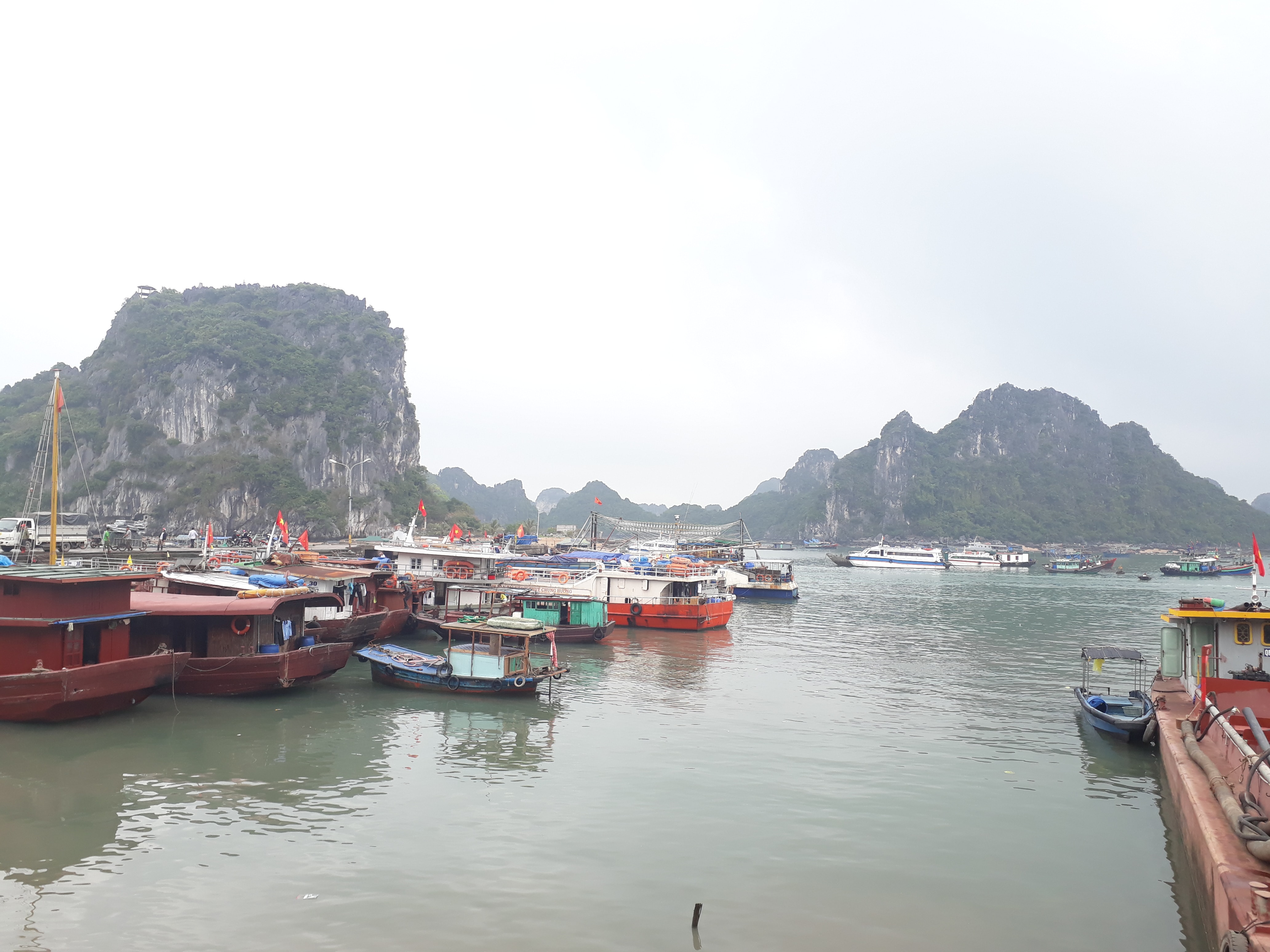Cảng Cái Rồng Vân Đồn, một điểm đưa du khách đi du lịch các đảo của Quảng Ninh