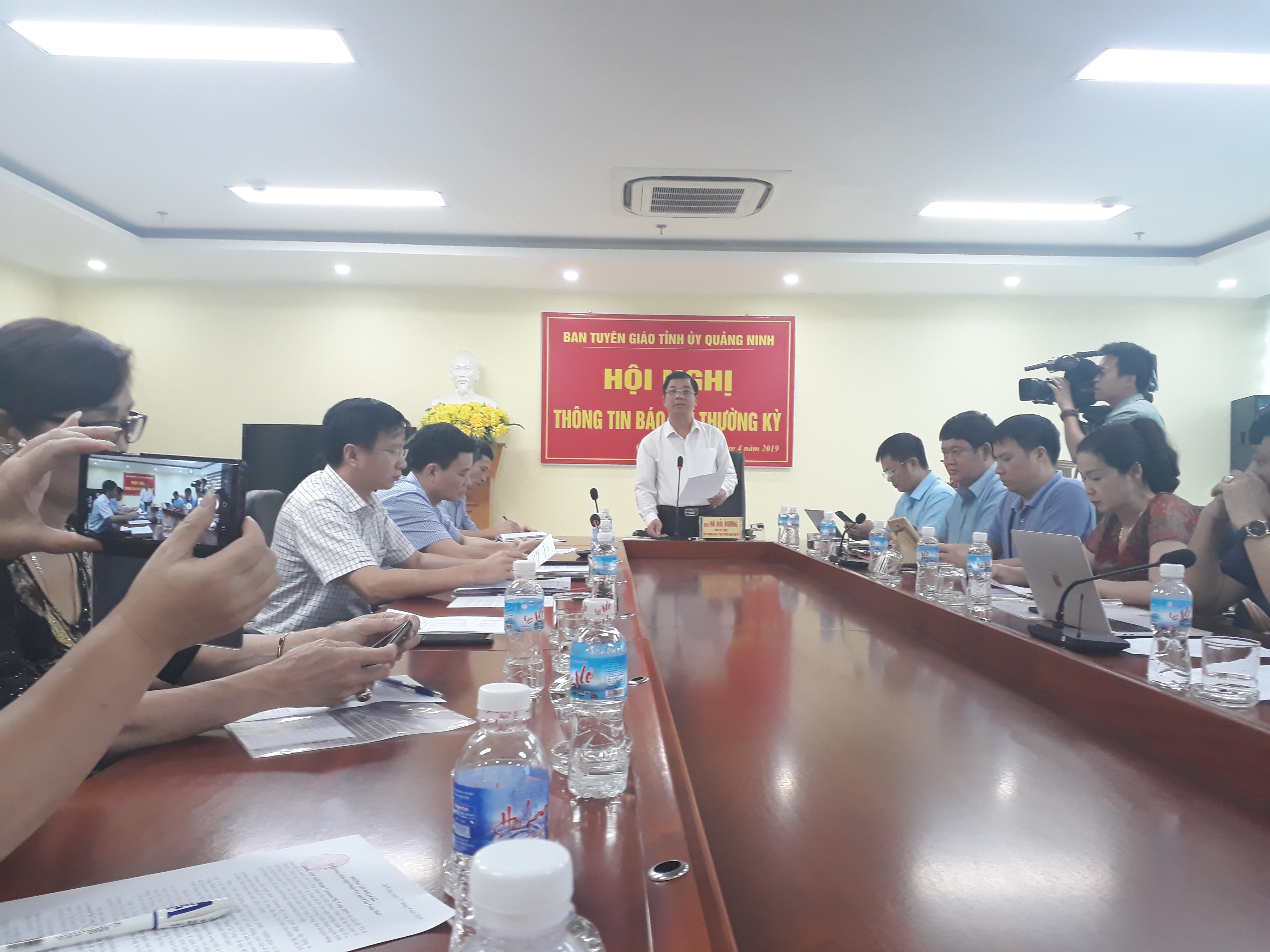 Đồng chí Hà Hải Dương - Phó Ban Tuyên giáo Tỉnh ủy cung cấp thông tin cho báo chí.