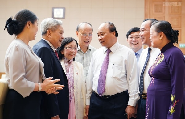 Thủ tướng Nguyễn Xuân Phúc trao đổi với các đại biểu. Ảnh VGP