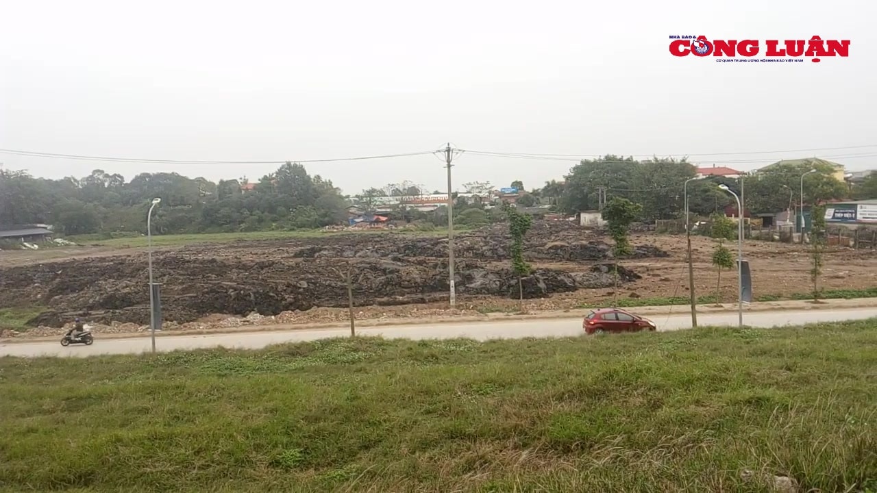 Dự án Xây dựng khu trưng bày gốm sứ và dịch vụ phục vụ khách tham quan làng nghề Bát Tràng được chủ đầu tư cho đổ hàng nghìn mét khối đất, bùn thải san lấp mặt bằng.