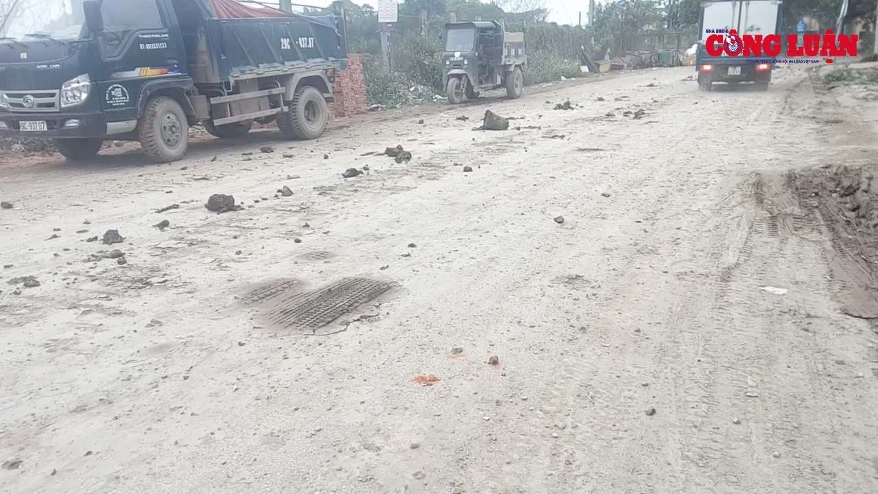 Bùn, đất rơi vãi khắp nơi trong quá trình vận chuyển.