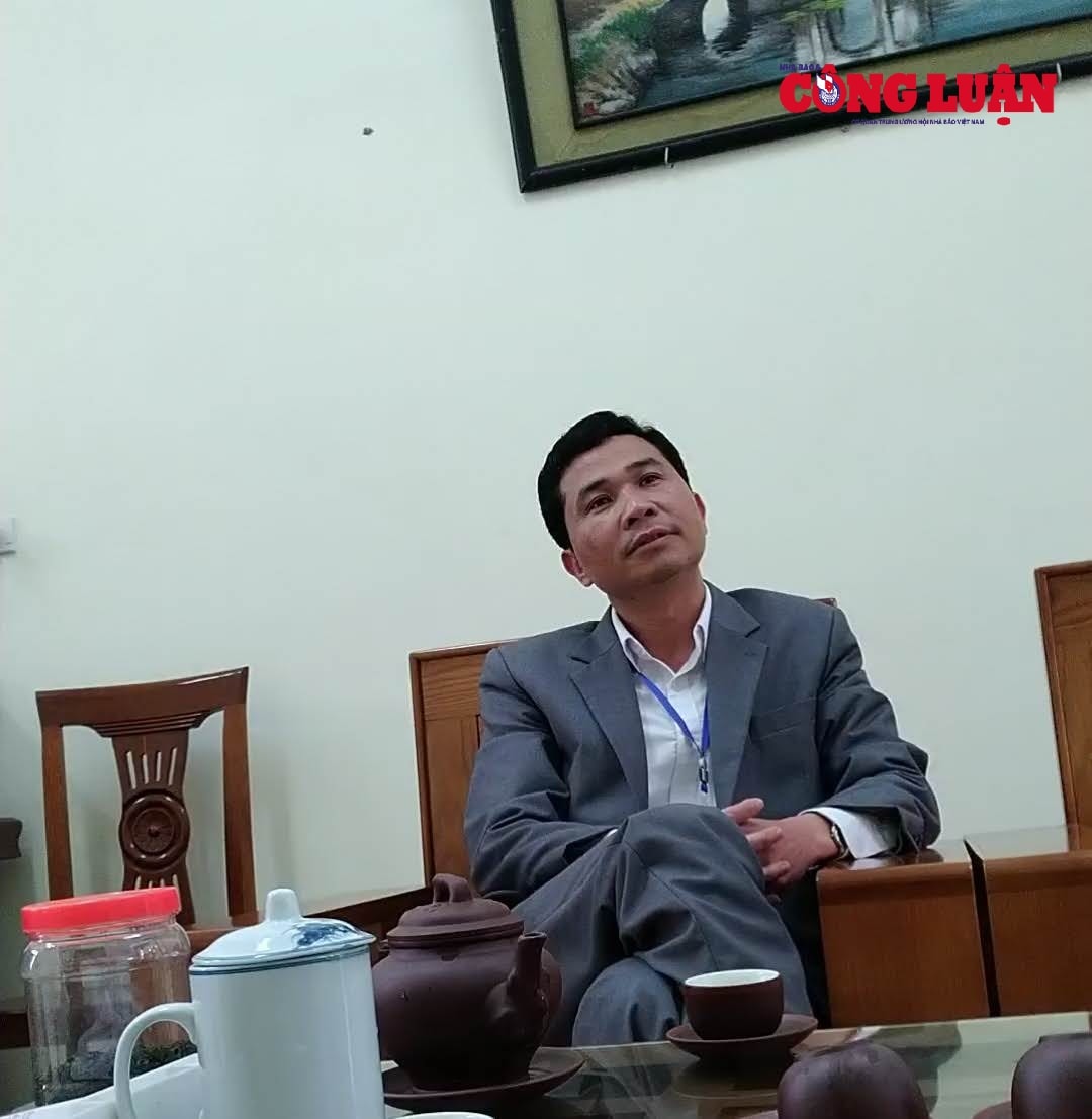 Ông Phạm Văn May - Chủ tịch UBND xã Bát Tràng thờ ơ trước sự việc.