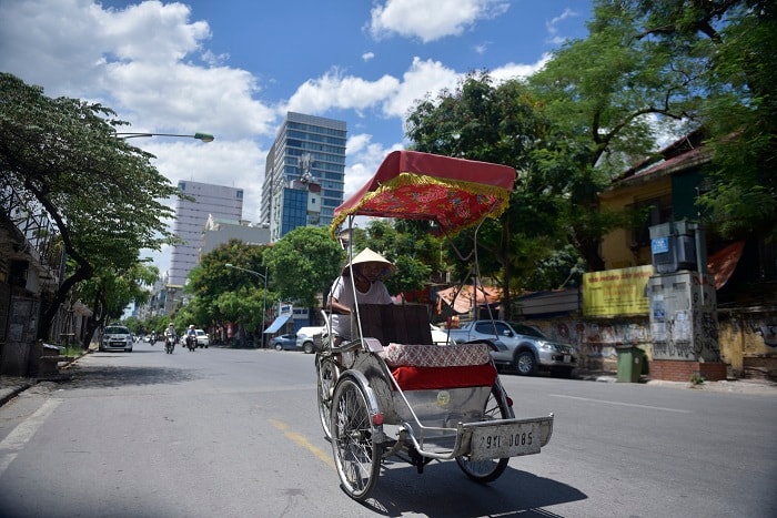 Người lao động oằn mình mưu sinh dưới thời tiết nắng nóng gay gắt tại Thủ đô Hà Nội. (Ảnh: Phạm Hùng)