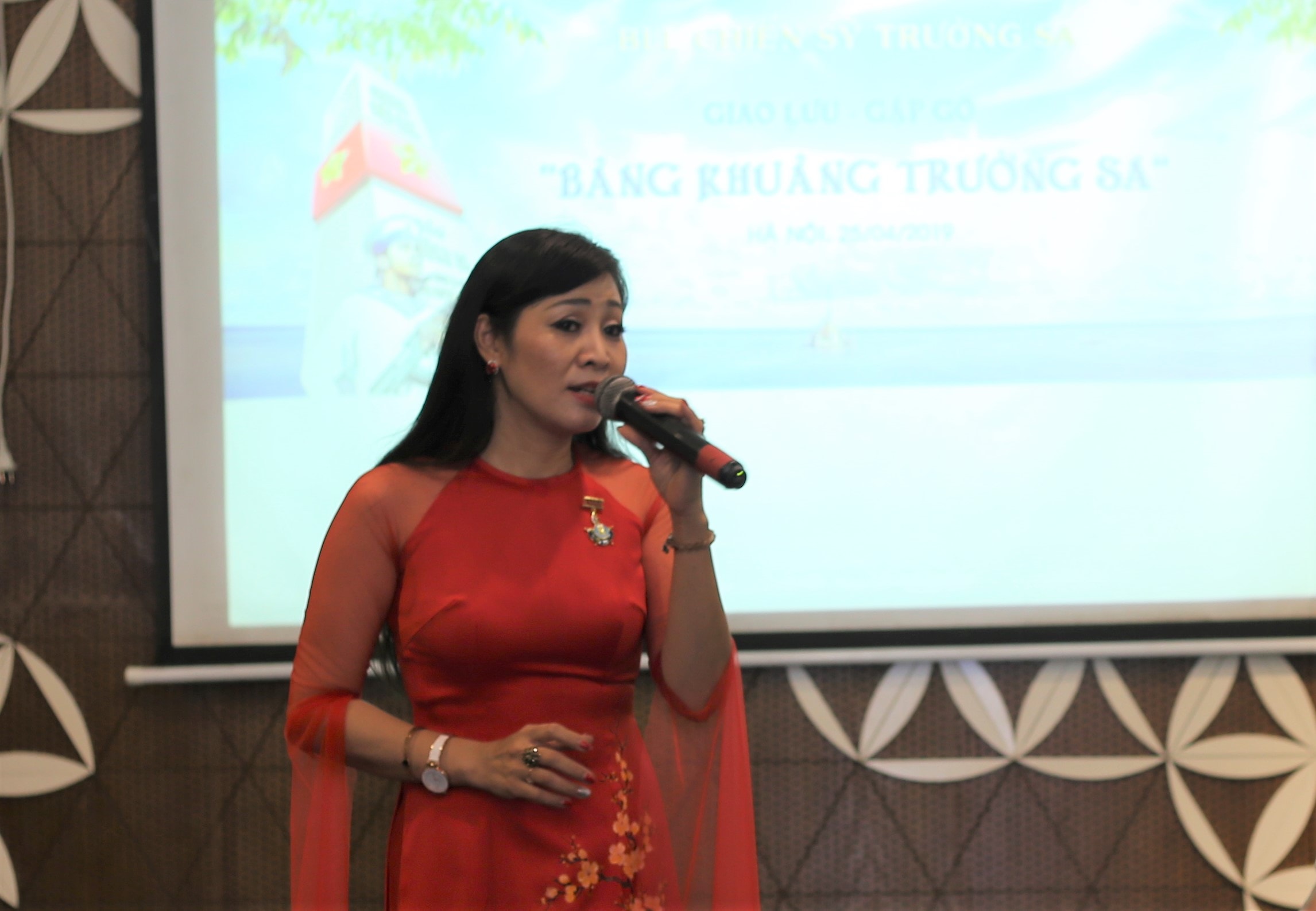 Ca sĩ Thiên Hương là một trong số hàng ngàn Việt kiều được may mắn tham gia hành trình đến với Trường Sa và Nhà Giàn DKI.