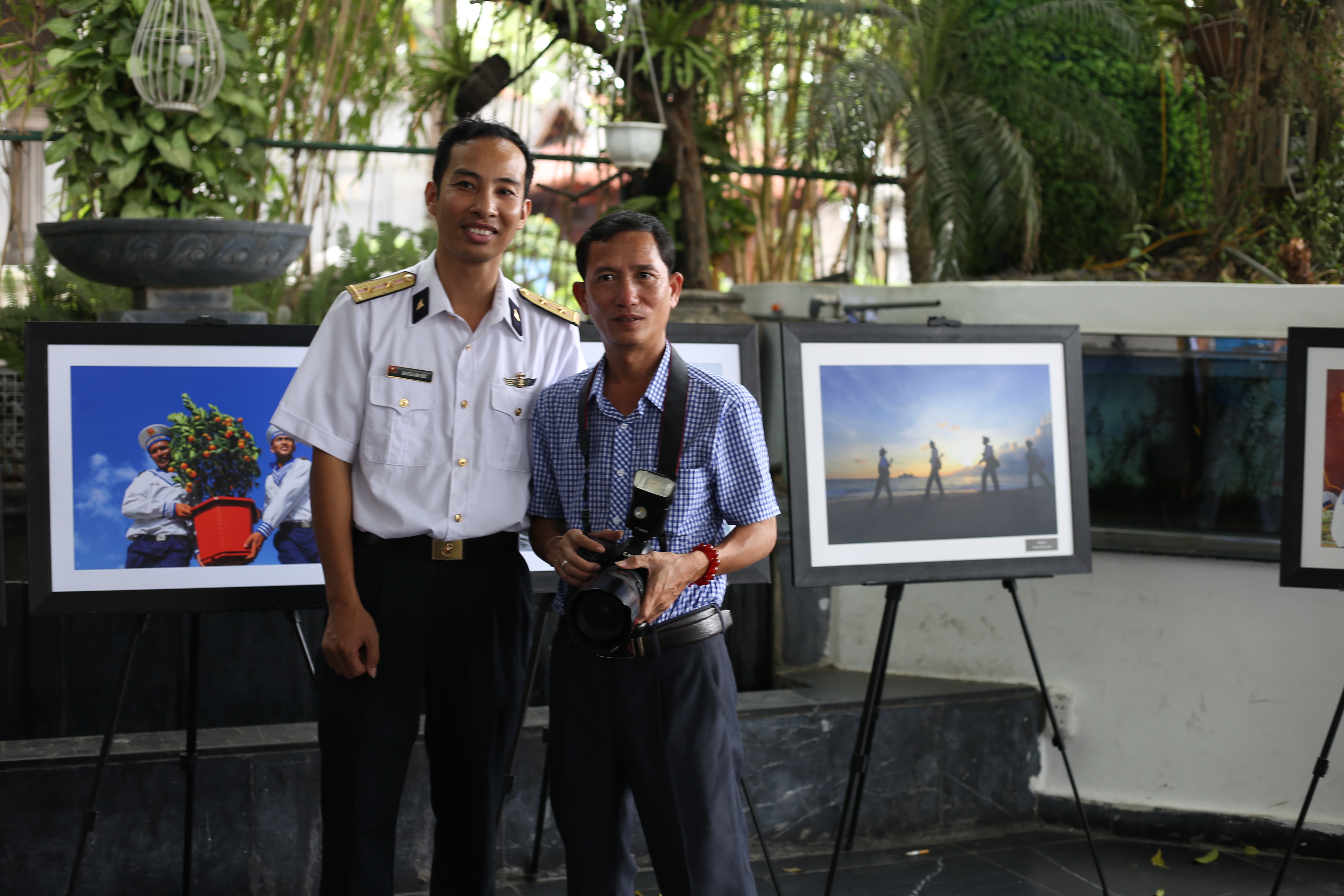 Thượng úy Nguyễn Anh Đức sau khi tham gia giao lưu cùng chương trình lại chuẩn bị lên tàu quay về làm nhiệm vụ nơi sóng nước Trường Sa.