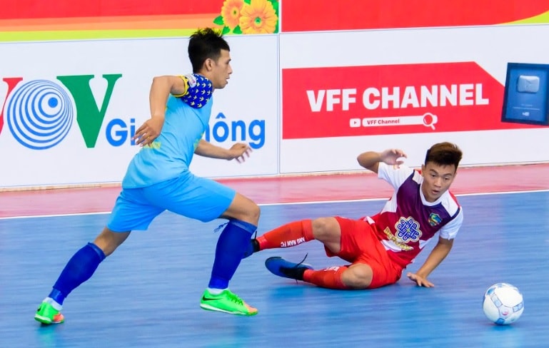 Sanvinest Sanatech Khánh Hòa (xanh) có 3 điểm đầu tiên sau 5 vòng đấu. Ảnh: VFF