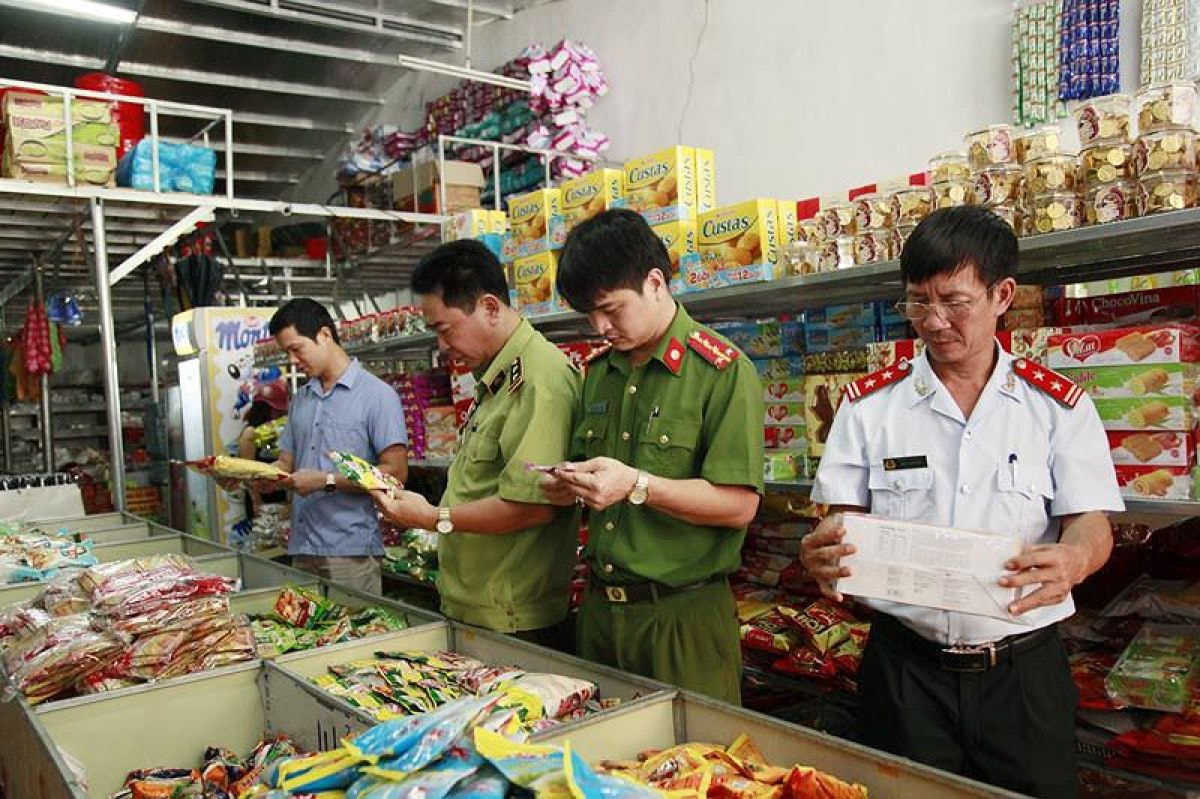 Kiểm tra việc thực hiện các quy định của pháp luật về bảo đảm ATTP tại một số cơ sở sản xuất, chế biến, kinh doanh.. (Ảnh TL)