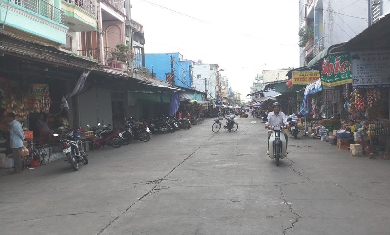 Một số tiểu thương tại đường 3 tháng 2 chưa đồng thuận di dời về nhà lồng chợ mới.