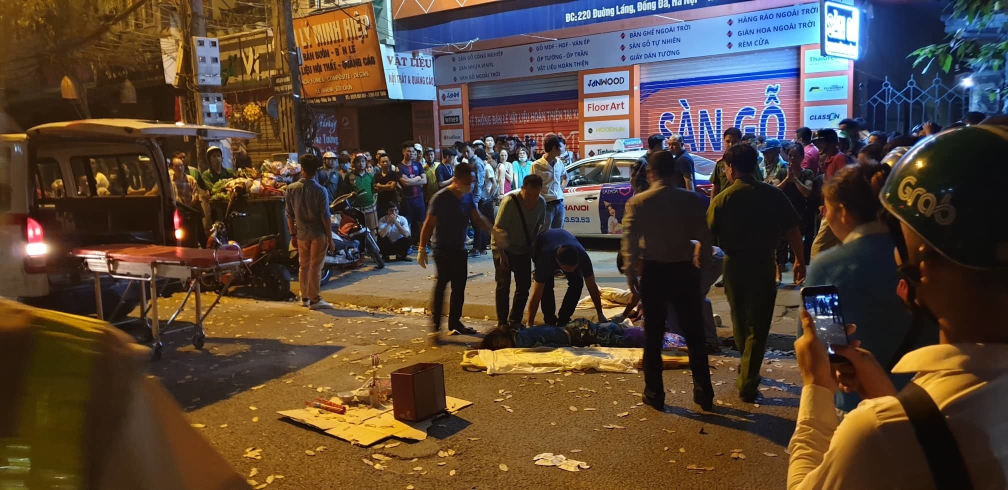 Hiện trường vụ ô tô điên gây tai nạn liên hoàn trên đường Láng khiến một phụ nữ quét rác tử vong ngày 23/4. Ảnh: TL