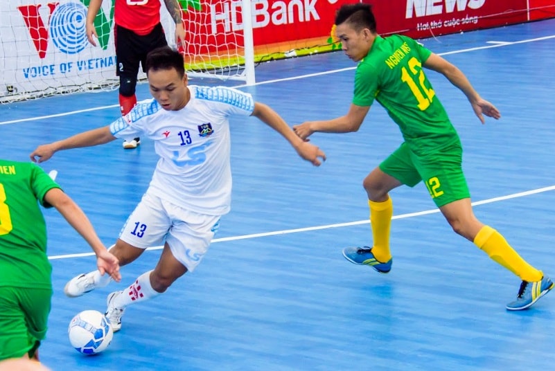 Thái Sơn Bắc (áo trắng) bất ngờ có điểm trước Sanna Khánh Hoà. Ảnh: VFF