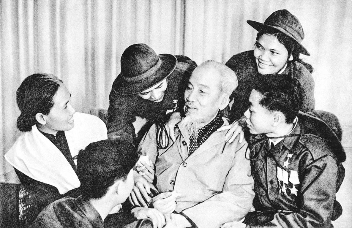 Bác Hồ với các anh hùng và dũng sĩ miền Nam năm 1969.