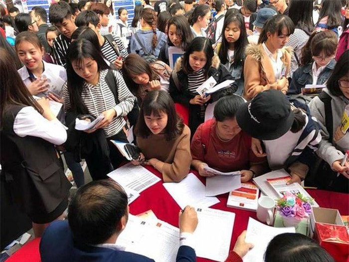 Cán bộ tuyển sinh tư vấn cho các thí sinh. Ảnh minh họa.