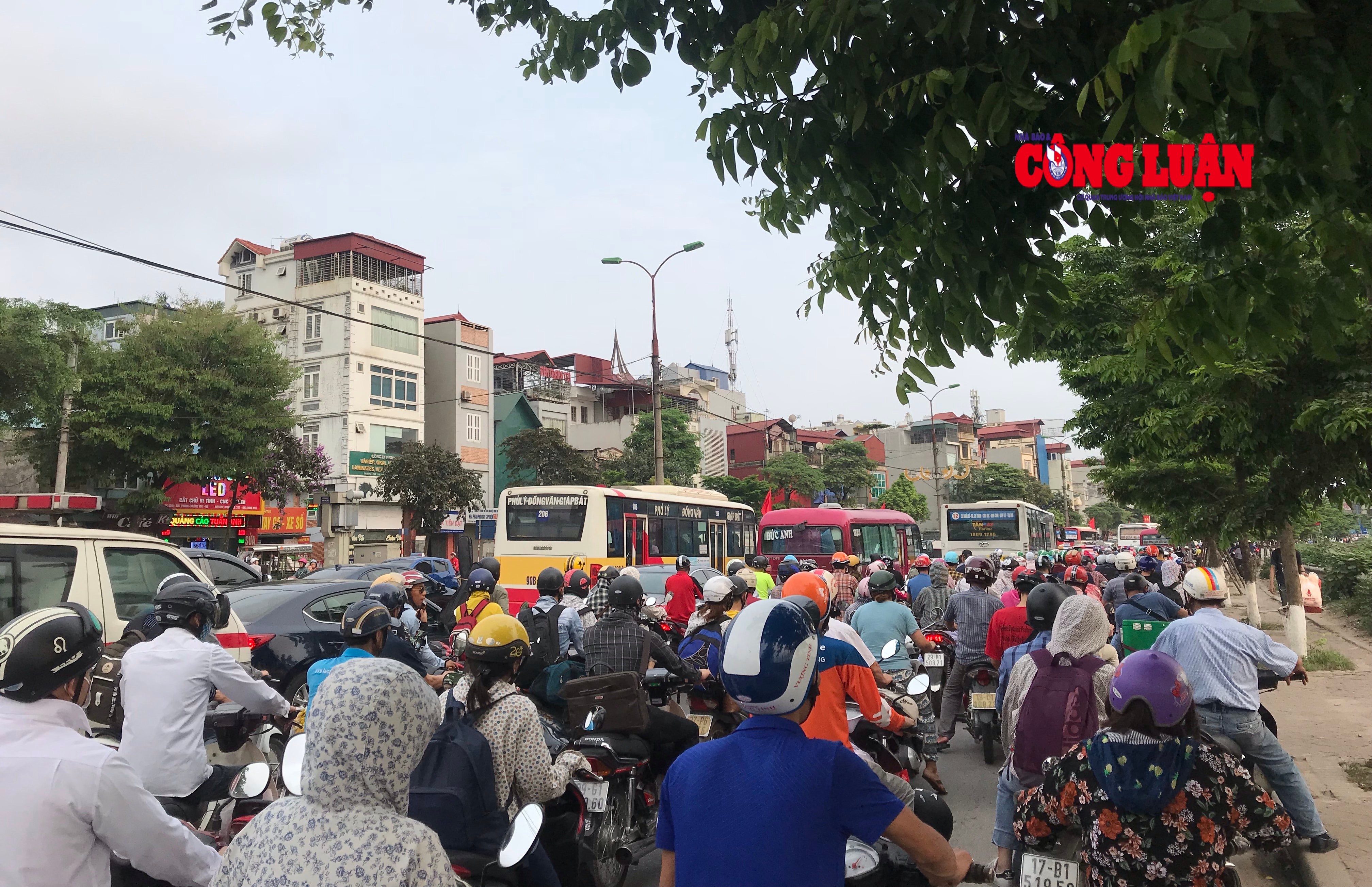 Cảnh ùn tắc giao thông tại Hà Nội trong ngày nghỉ lễ đầu tiên