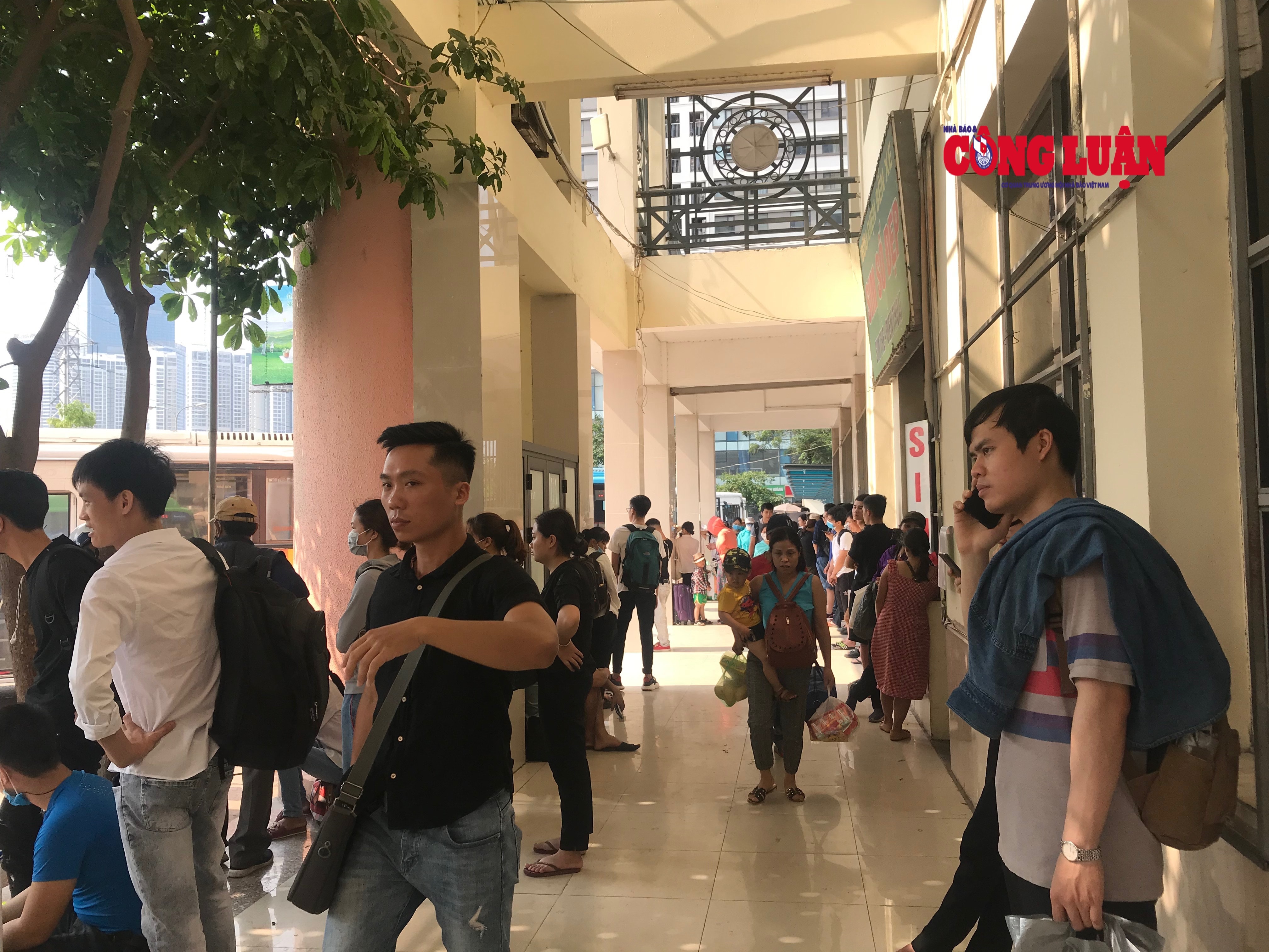 Vẫn còn rất đông người dân đón xe về quê nghỉ lễ tại bến xe khách Mỹ Đình