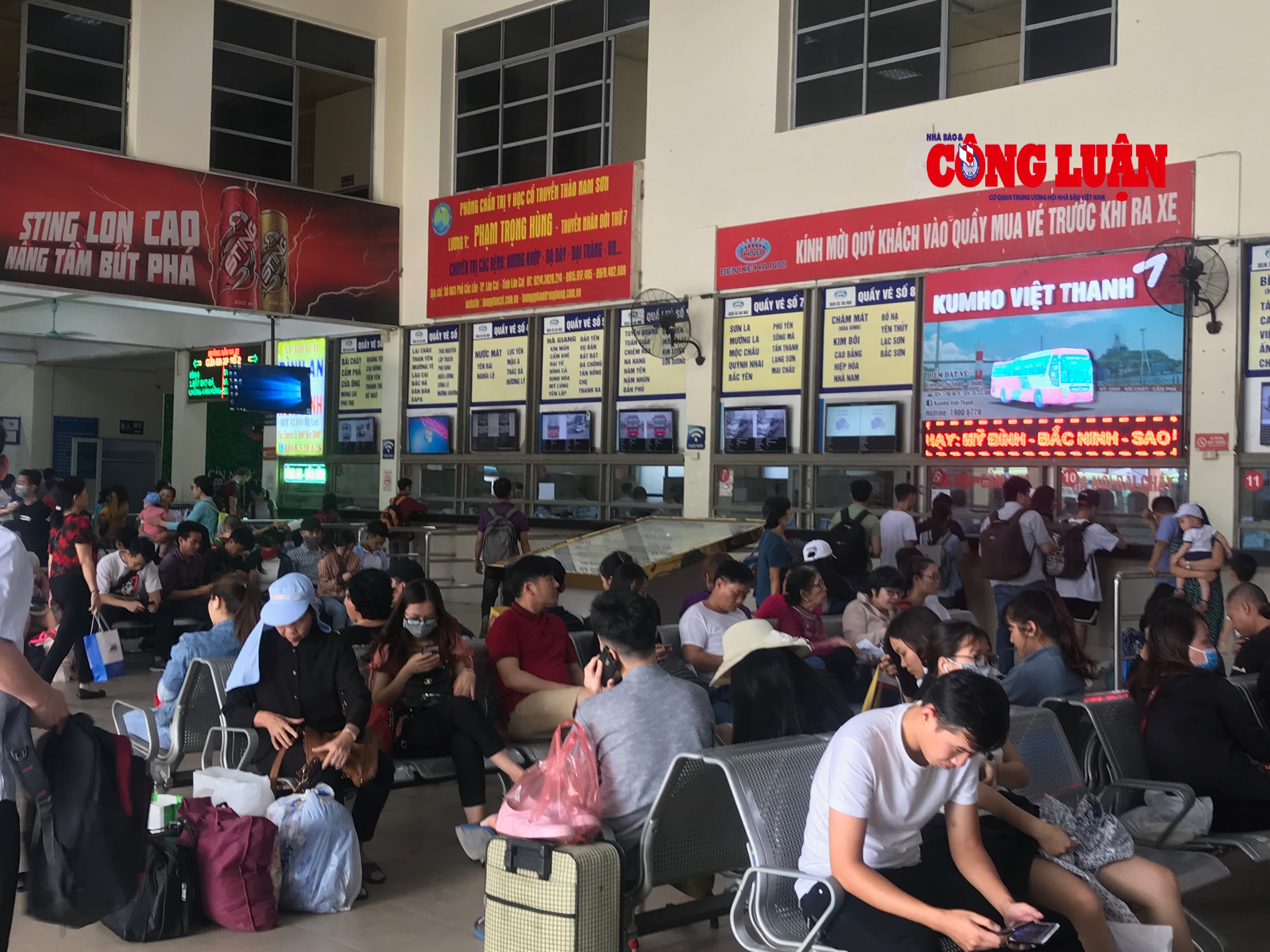 Hàng khách chờ đợi bắt xe về quê nghỉ lễ tại bến xe Mỹ Đình