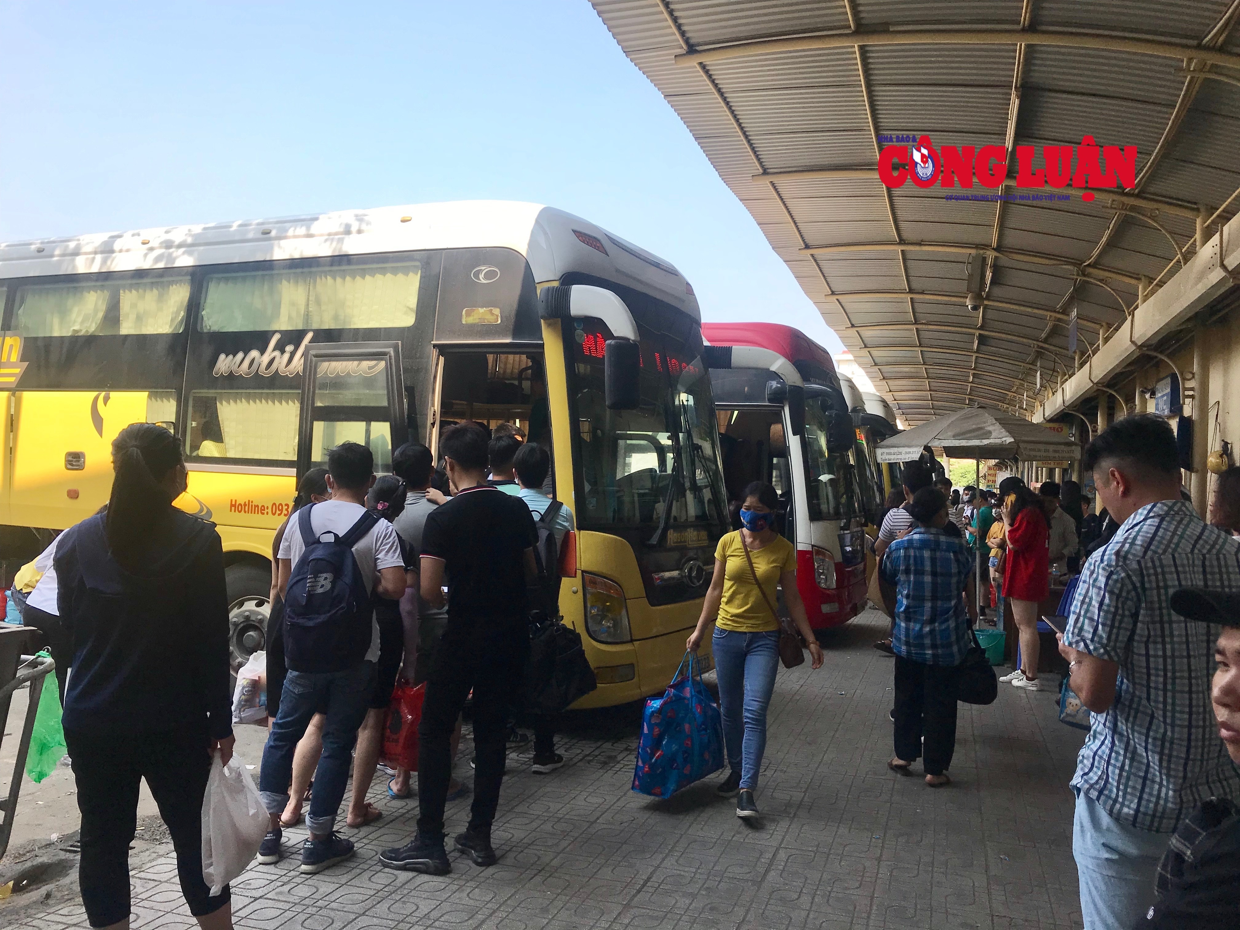 Đoàn người chờ đợi lên xe về quê nghỉ lễ