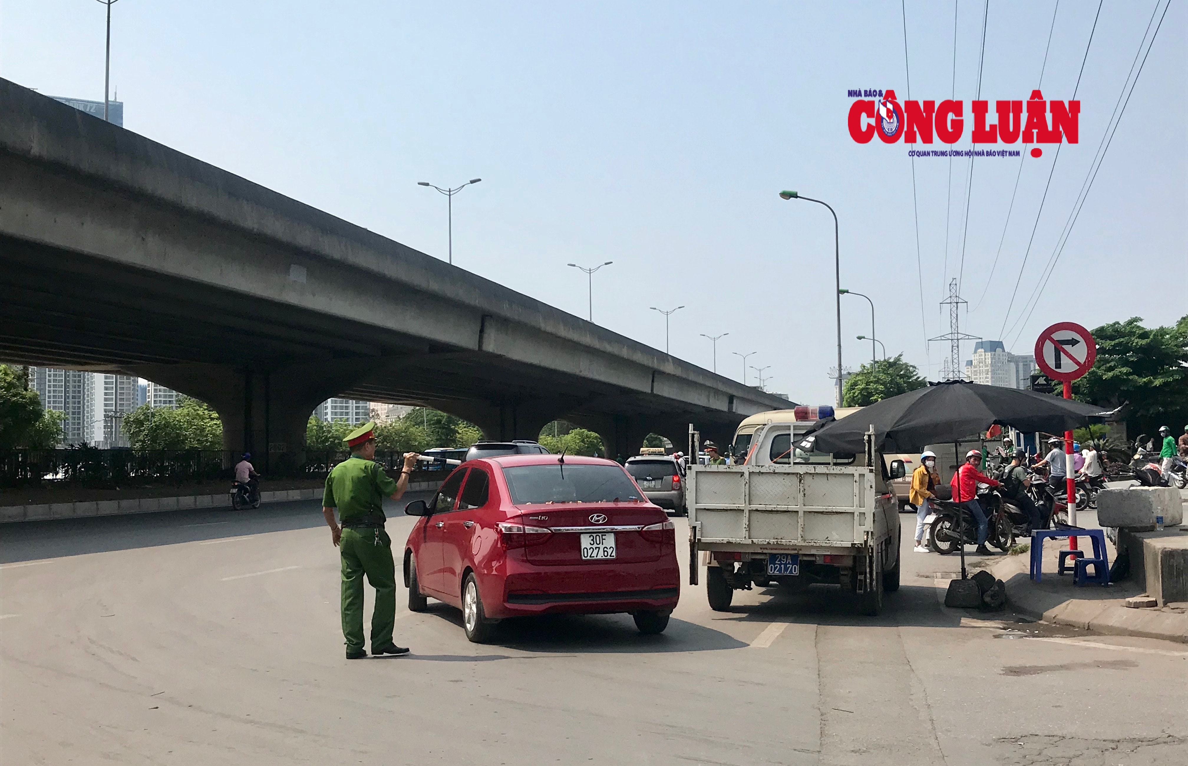Trong thời tiết nắng nóng oi bức; lực lượng chức năng