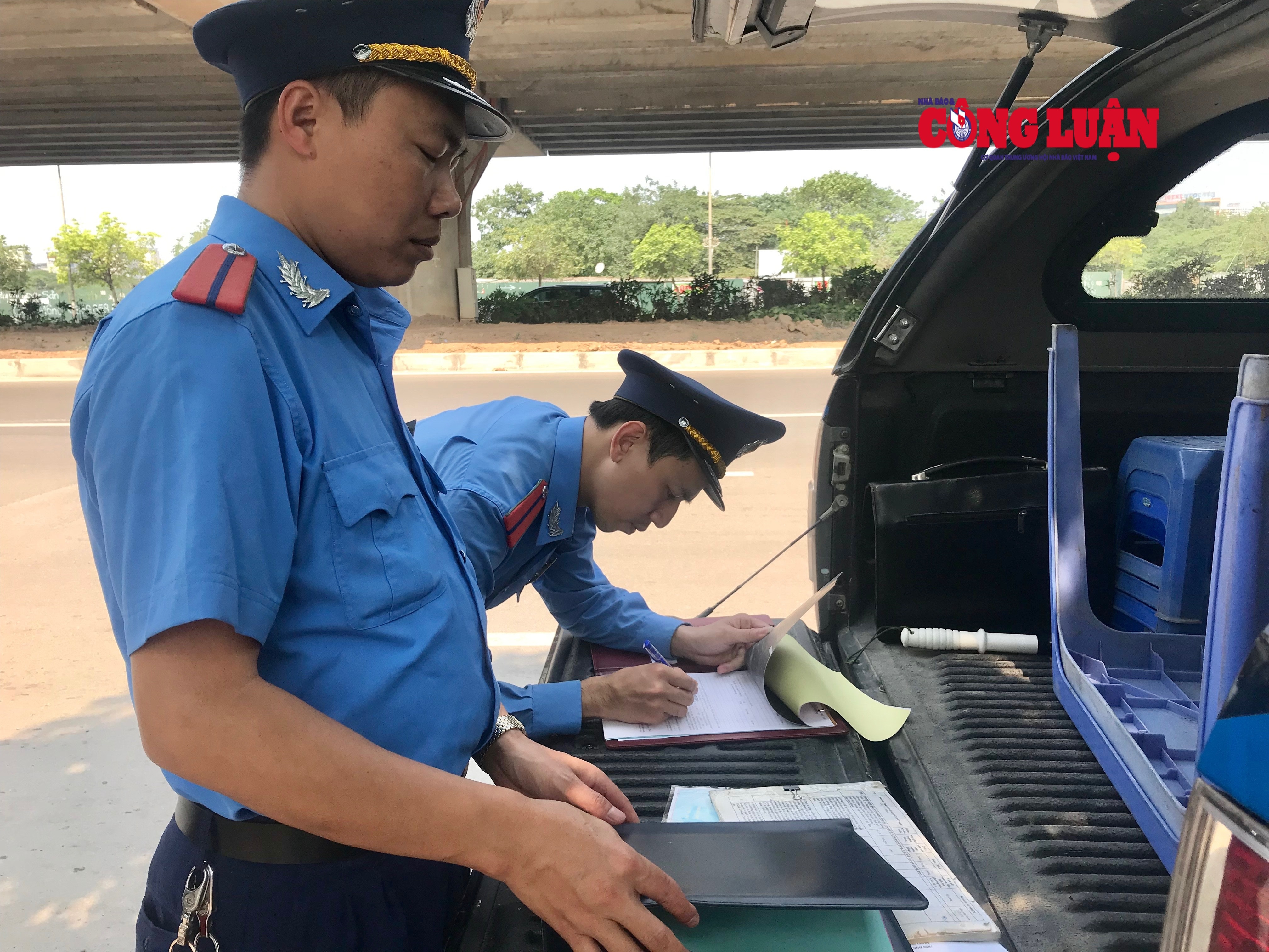 Lực lượng chức năng lập biên bản xe khách vi phạm