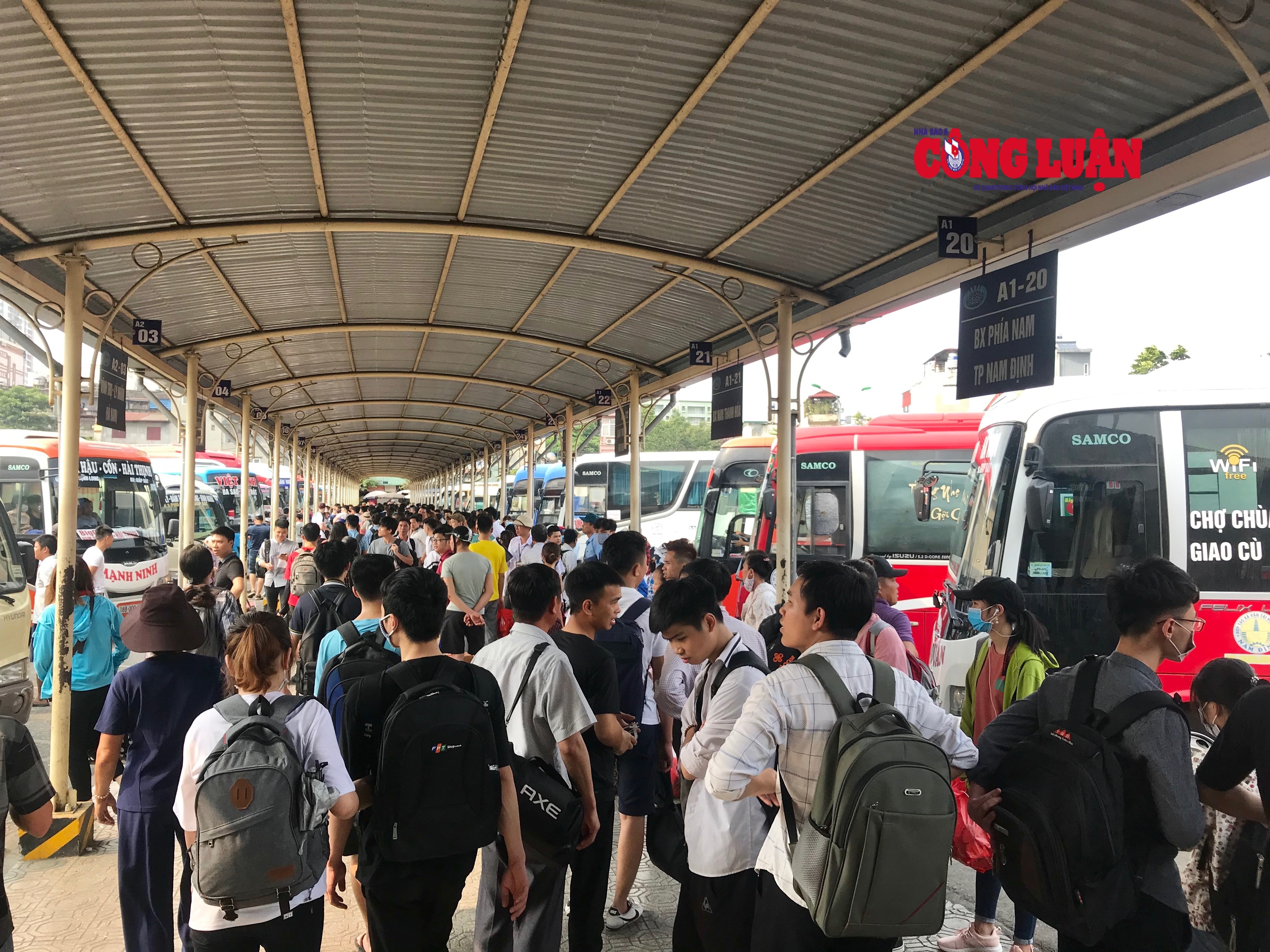 Vẫn còn rất đông hành khách có nhu cầu về quê nghỉ lễ 30/4 - 1/5