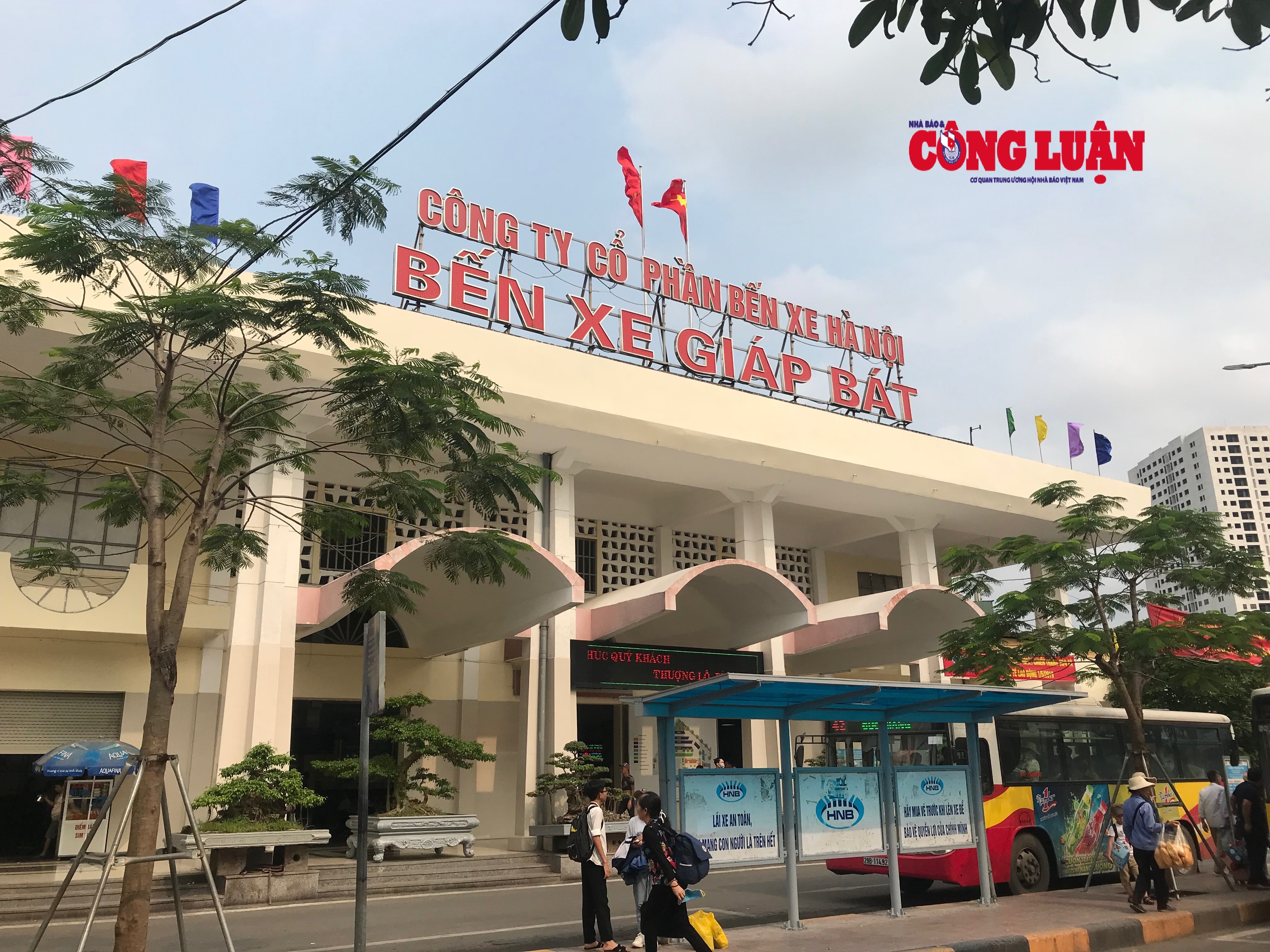 Quang cảnh bến xe Giáp Bát chiều ngày 27/4