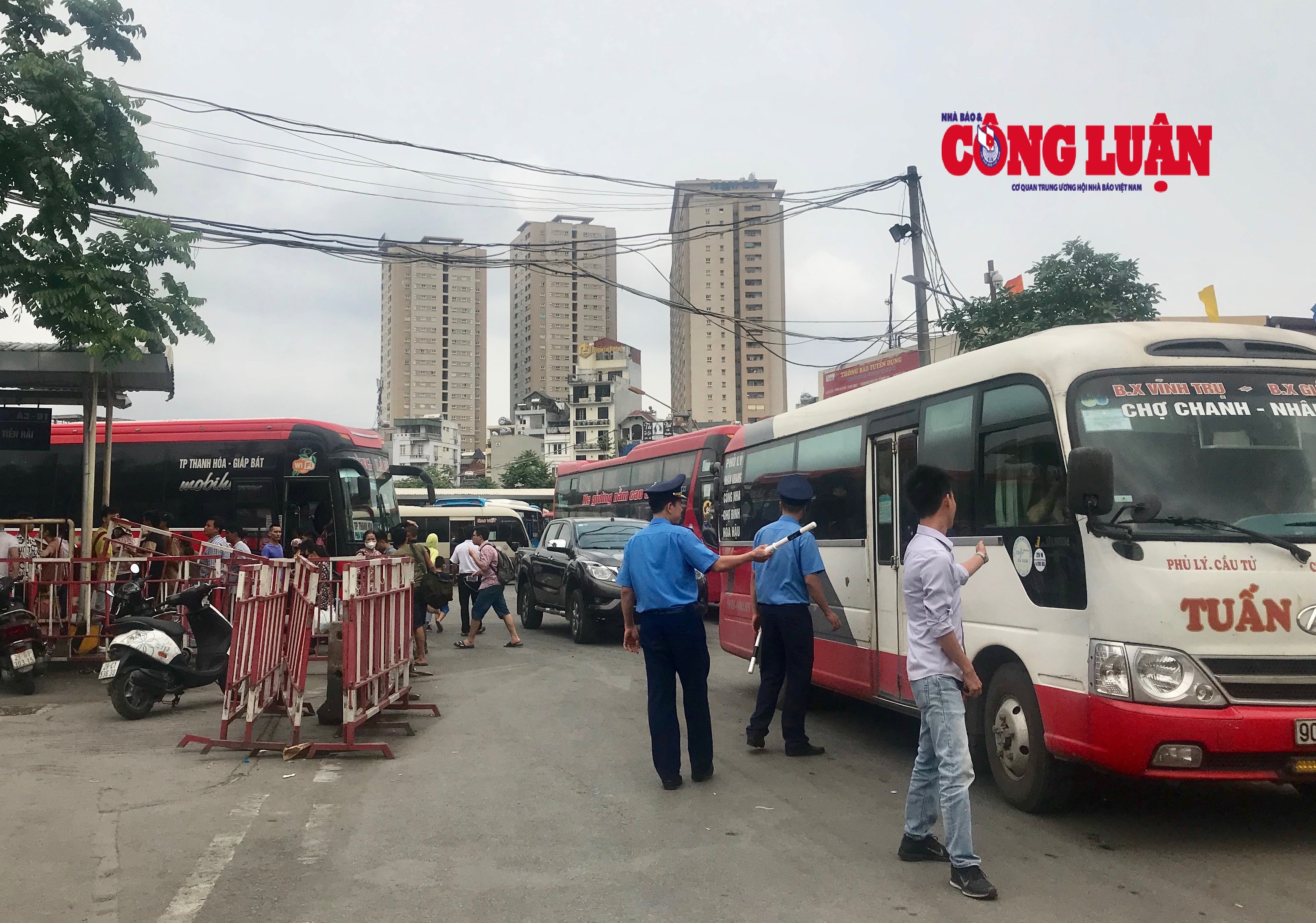 Lực lượng Thanh tra giao thông vận tải quận Hoàng Mai kiểm tra, xử lý những vi phạm trước khi xe xuất bến
