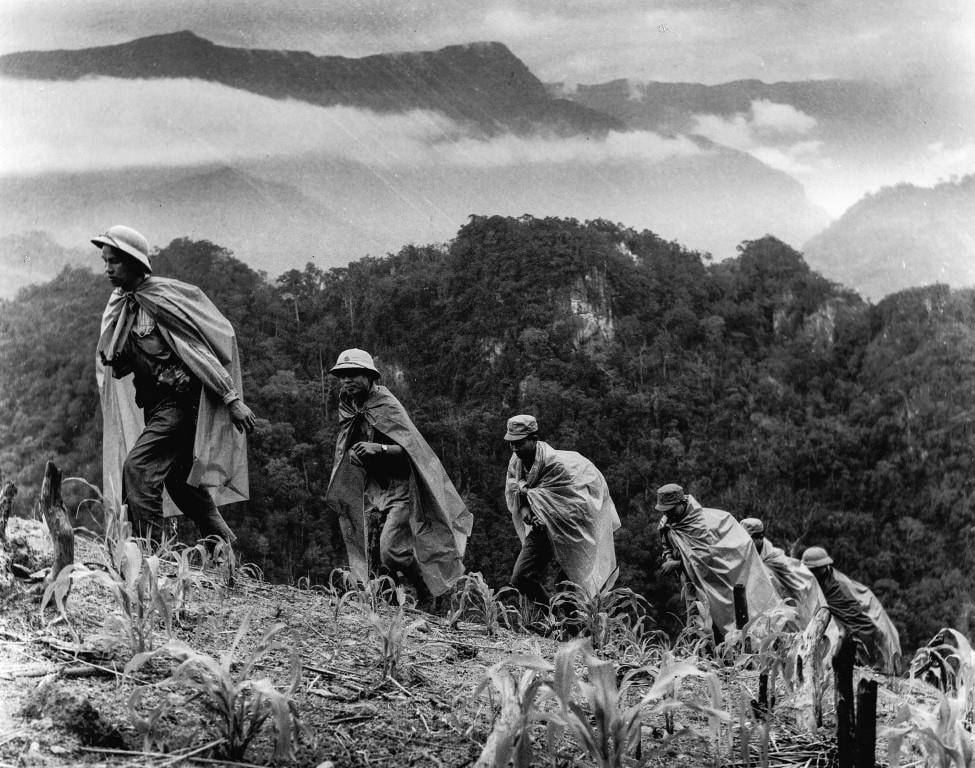 “Hành quân ngày mưa”.