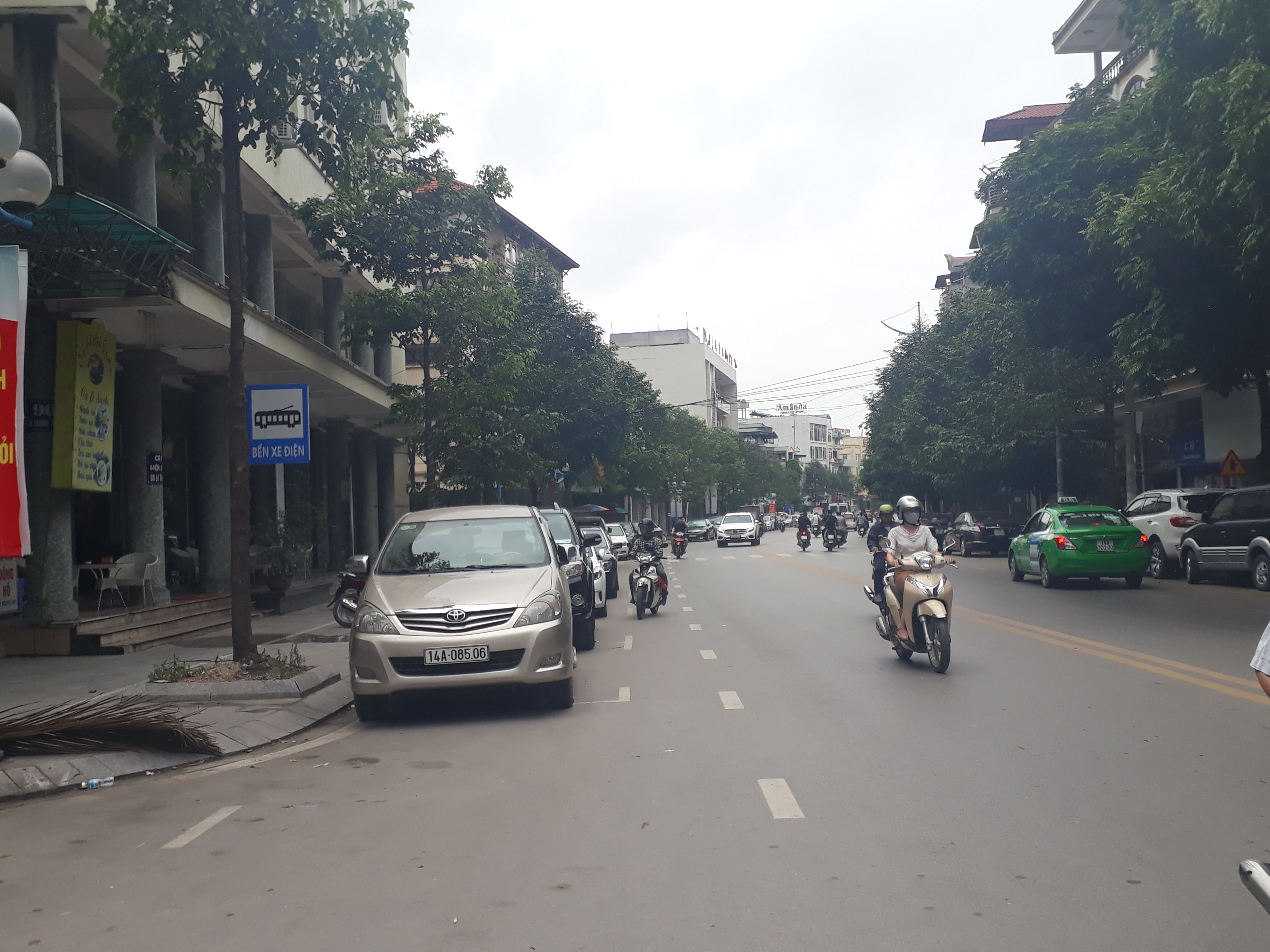 Các tuyến phố chính phường Hồng Gai có vạch sơn dành cho các phương tiện giao thông dừng đỗ.