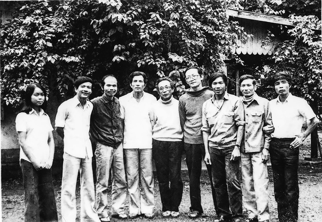 Nhà văn Khuất Quang Thụy (thứ 3 từ phải sang) cùng đoàn nhà văn tham gia mở trại sáng tác tại Tây Nguyên năm 1985 (Ảnh: NVCC)