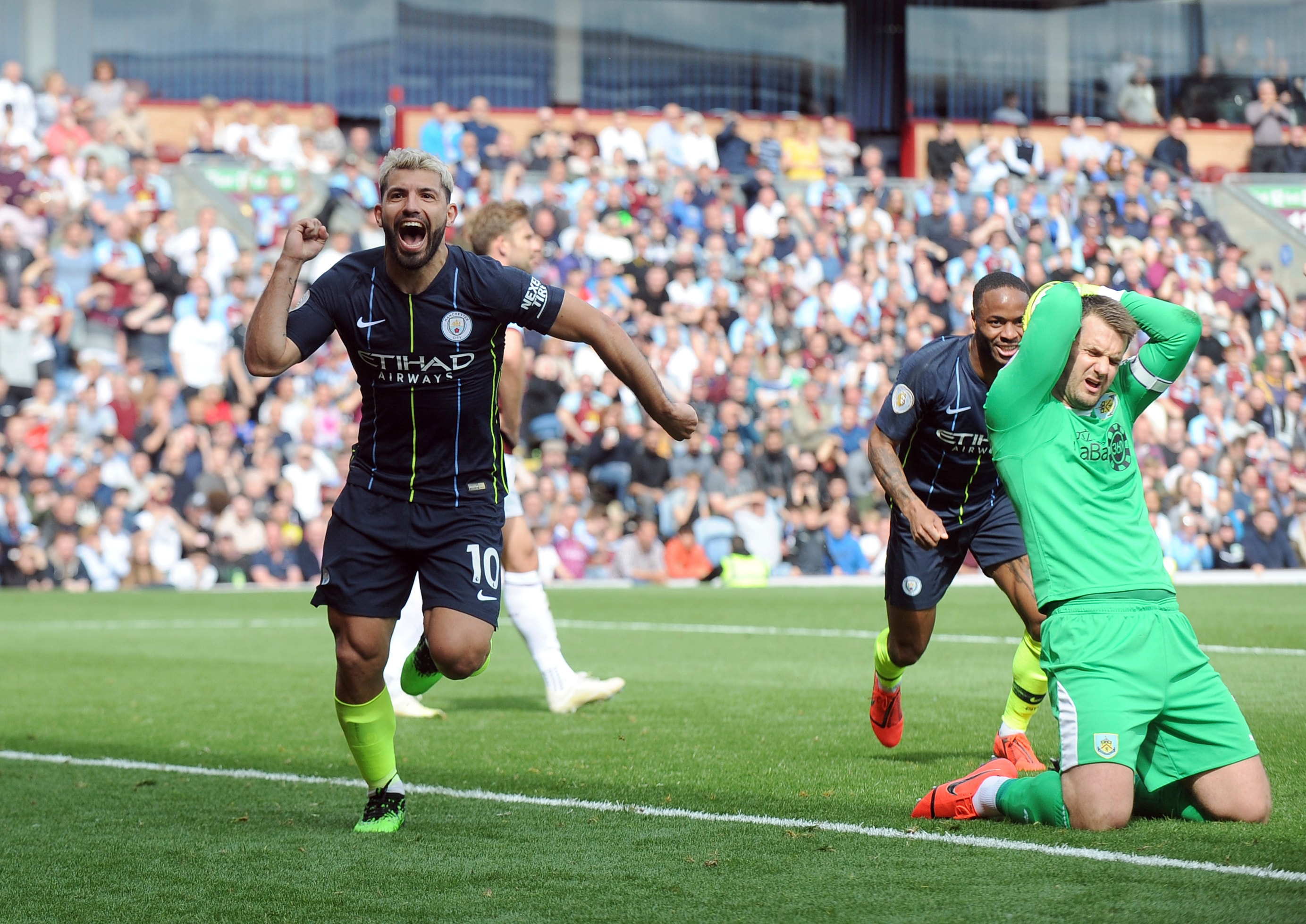 Kun Aguero sắm vai người hùng khi ghi bàn thắng duy nhất giúp Man City có được 3 điểm trọn vẹn. Ảnh: Getty