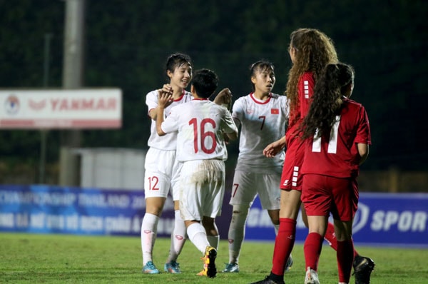 Các cầu thủ U19 nữ Việt Nam ăn mừng bàn thắng. Ảnh: VFF