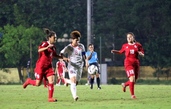 Các nữ tuyển thủ U19 Việt Nam chơi đầy quyết tâm trong trận đấu gặp U19 nữ Li- Băng. Ảnh: VFF
