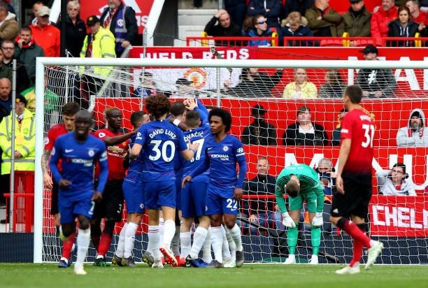 Các cầu thủ Chelsea ăn mừng bàn thắng gỡ hòa của Alonso. Ảnh: Getty